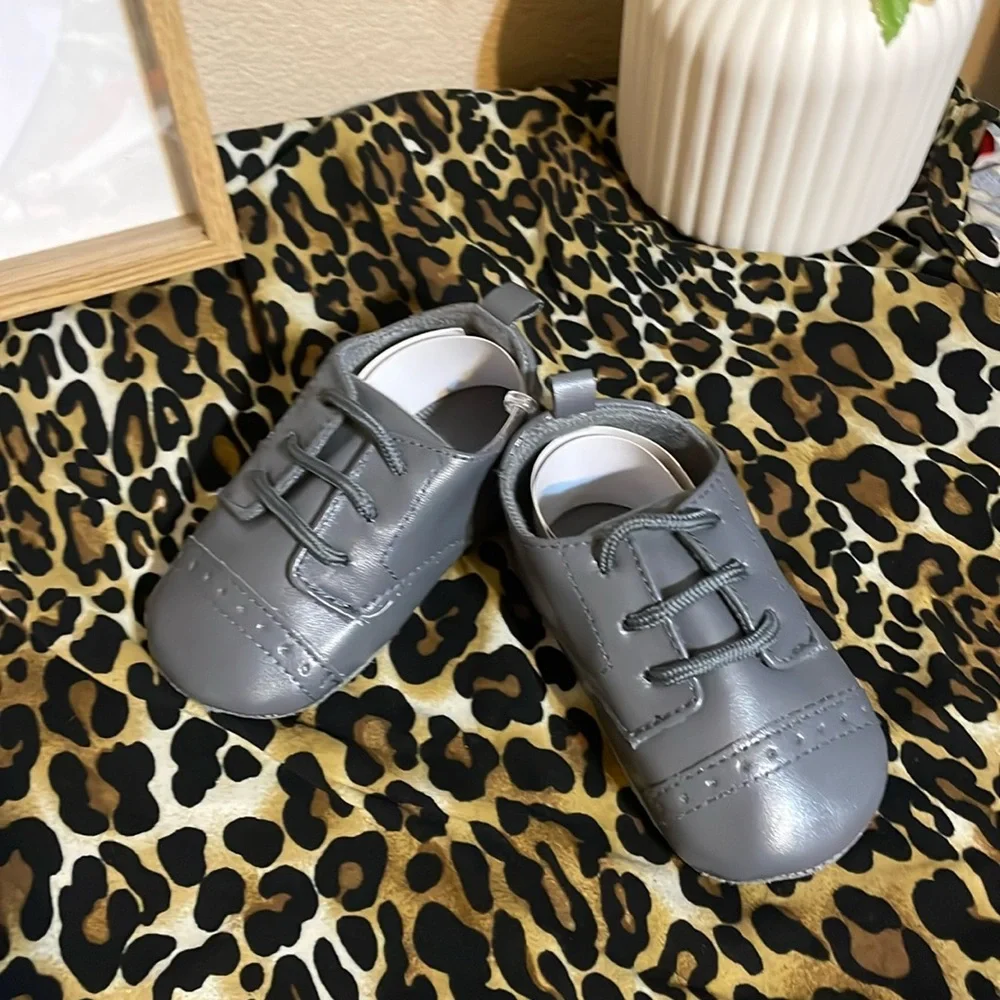 NWT- LITTLE TREASURES SOFT BOTTOM LACE UP SHOES FOR HIM. SIZE: 12-18 months.GRAY
